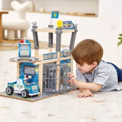 Hape Politiebureau 8 Hape Politiebureau -speelgarages, auto's & voertuigen Winkel hape houten politiebureau5