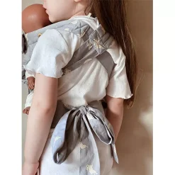 Konges Sløjd Verstelbare Poppendraagzak Lemon 7 Konges Sløjd Verstelbare Poppendraagzak Lemon -speelgarages, auto's & voertuigen Winkel konges sl jd poppendraagzak lemon 1