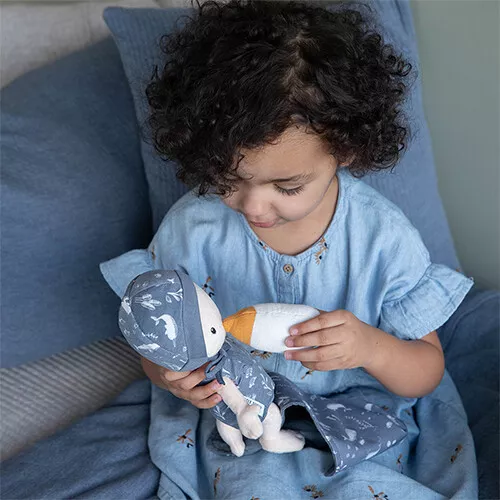 Little Dutch Lappenpop Met Reiswieg Jim - 24 Cm 3 Little Dutch Lappenpop Met Reiswieg Jim - 24 Cm - Afbeelding 3