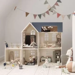 Maileg Poppenhuis Kapstok Met Plank - 4 Cm 5 Maileg Poppenhuis Kapstok Met Plank - 4 Cm -speelgarages, auto's & voertuigen Winkel maileg poppenhuis kamer 2 1 1