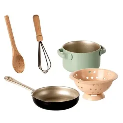 Maileg Poppenhuis Fornuis Met Kookgerei - 8 Cm 7 Maileg Poppenhuis Fornuis Met Kookgerei - 8 Cm -speelgarages, auto's & voertuigen Winkel maileg poppenfornuis 1