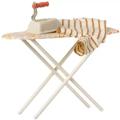 Maileg Poppenhuis Strijkplank Met Strijkbout - 14 Cm 6 Maileg Poppenhuis Strijkplank Met Strijkbout - 14 Cm -speelgarages, auto's & voertuigen Winkel maileg poppenhuis strijkplank met strijkbout 14 cm 2