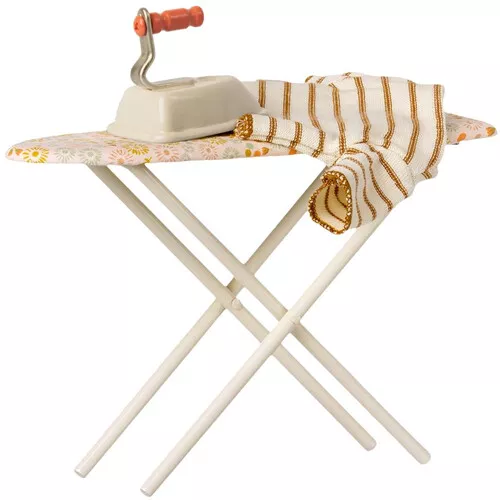 Maileg Poppenhuis Strijkplank Met Strijkbout - 14 Cm 3 Maileg Poppenhuis Strijkplank Met Strijkbout - 14 Cm - Afbeelding 3