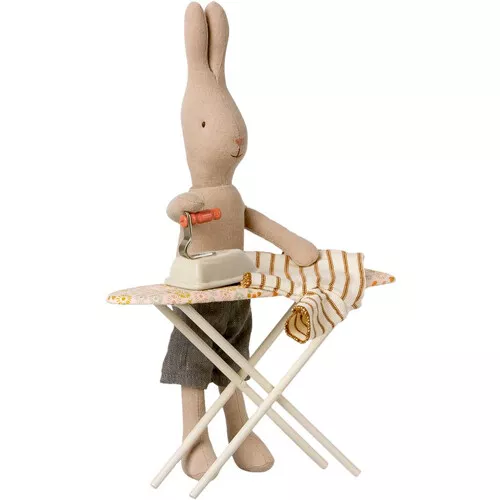 Maileg Poppenhuis Strijkplank Met Strijkbout - 14 Cm 4 Maileg Poppenhuis Strijkplank Met Strijkbout - 14 Cm - Afbeelding 4