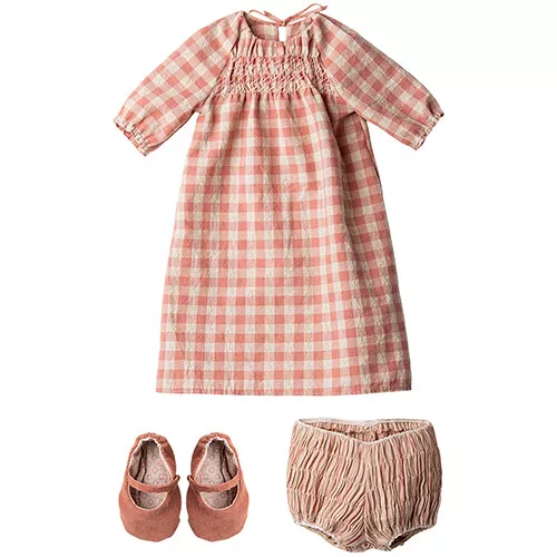 Maileg Poppenkleding Geruite Jurk Met Schoenen - Knuffelkonijn - Maat 5 1 Maileg Poppenkleding Geruite Jurk Met Schoenen - Knuffelkonijn - Maat 5