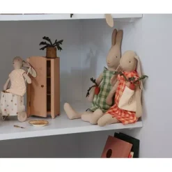 Maileg Poppenkleding Geruite Overall Met Wortel - Knuffelkonijn - Maat 3 5 Maileg Poppenkleding Geruite Overall Met Wortel - Knuffelkonijn - Maat 3 -speelgarages, auto's & voertuigen Winkel maileg poppenkleding knuffelkonijn tuinbroek met wortel knuffelkonijn maat 3 4