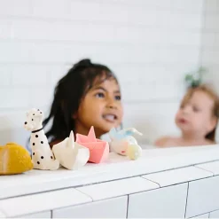 Oli & Carol Bijt- & Badspeelgoed Bootje - Roze 19 Oli & Carol Bijt- & Badspeelgoed Bootje - Roze -speelgarages, auto's & voertuigen Winkel oli carol bijt badspeelgoed bootje roze 10