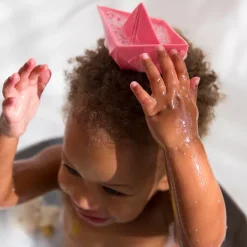 Oli & Carol Bijt- & Badspeelgoed Bootje - Roze 12 Oli & Carol Bijt- & Badspeelgoed Bootje - Roze -speelgarages, auto's & voertuigen Winkel oli carol bijt badspeelgoed bootje roze 4