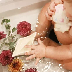 Oli & Carol Bijt- & Badspeelgoed Bootje - Wit 15 Oli & Carol Bijt- & Badspeelgoed Bootje - Wit -speelgarages, auto's & voertuigen Winkel oli carol bijt badspeelgoed bootje wit 12