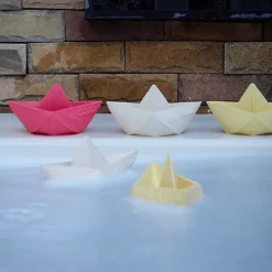 Oli & Carol Bijt- & Badspeelgoed Bootje - Wit 19 Oli & Carol Bijt- & Badspeelgoed Bootje - Wit -speelgarages, auto's & voertuigen Winkel oli carol bijt badspeelgoed bootje wit 4