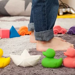 Oli & Carol Bijt- & Badspeelgoed Bootje - Wit 16 Oli & Carol Bijt- & Badspeelgoed Bootje - Wit -speelgarages, auto's & voertuigen Winkel oli carol bijt badspeelgoed bootje wit 6