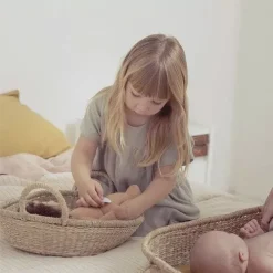 Olli Ella Dinkum Doll Poppenmandje Nyla -speelgarages, auto's & voertuigen Winkel olli ella poppen verschoonmandje nyla ilovespeelgoed1